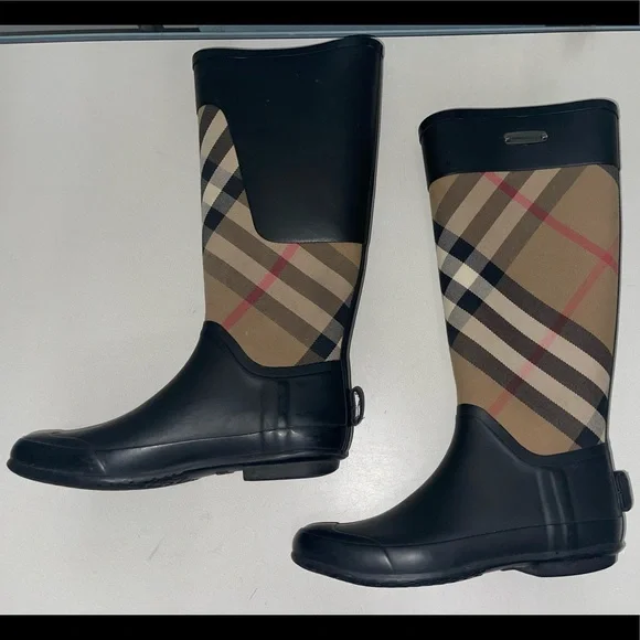 Lightly worn Burberry rain boots! - Picture 1 of 9